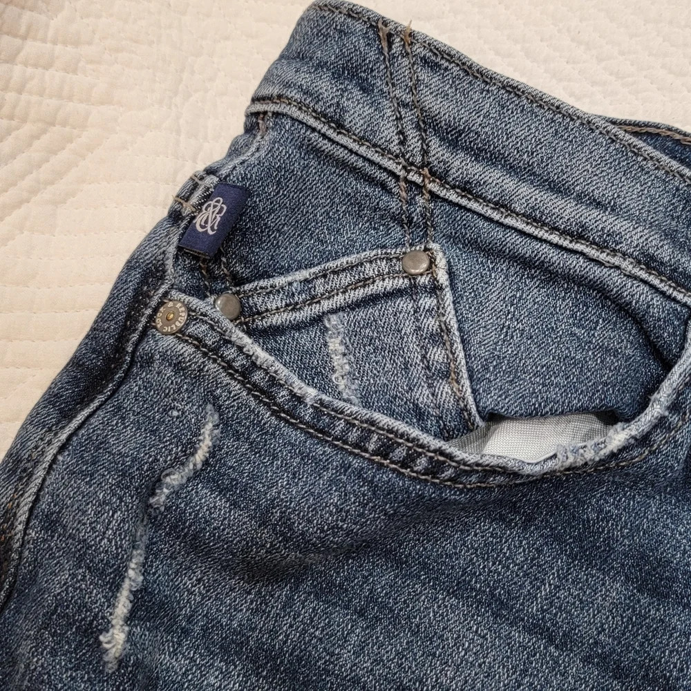 Rock & Republic Indee Distressed Jean Shorts Stretch Denim Size 6 - Picture 6 of 9